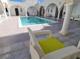 Musk de djerba suite aziz avec piscine, casa de hóspedes em Temlale