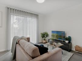 Convenient 2 Bedroom Townhouse with Parking, hotel in Belconnen