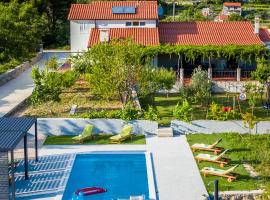 Villa Eleona with private pool and garden, khách sạn ở Tugare