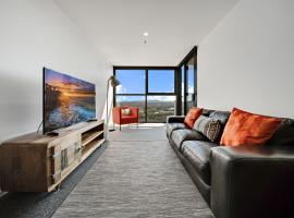 Chic 1-Bed with Stunning Lake View & Indoor Pool, hotel in Belconnen