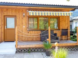 Bungalow by Lake Ossiach with Mountain Views, hotel in Tratten