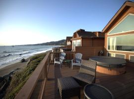 Ocean Front Cabin 14 W Jacuzzi & Gorgeous Views, hotel sa Smith River