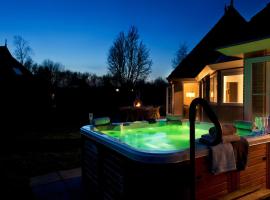 Family house with sauna, outdoor spa and sloop – hotel w mieście Earnewâld