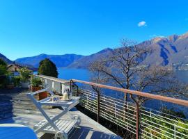 Amazing apartment with private terrace, hotel con estacionamiento en Pino Lago Maggiore