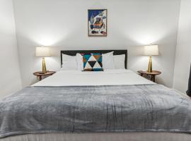 Frisco Charm: Stylish Townhouse Getaway, hotel in Frisco