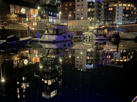 LUXURY 40 FOOT YACHT ON 5 STAR OCEAN VILLAGE MARINA SOUTHAMPTON - minutes away from city centre and cruise terminals - Free parking included, hotel di Southampton