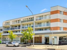 2BR Apt Gungahlin Square Luxe Central Wifi Wine SecurePark, hotel in Harrison