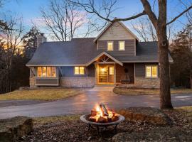 The Lodge, 'North Woods' style, boutique Galena Getaway!, cabană din Galena