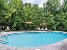 Cozy Cabin in Smokies - Sleeps 8, Hot Tub, Arcade, Close to Dollywood