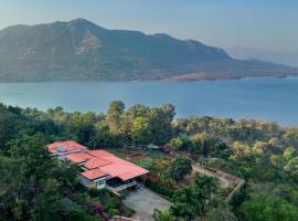 Ekam Lake House by StayVista with Mountain & Lake views, Outdoor jacuzzi, Sauna, Modern amenities & Kitchen garden, majake sihtkohas Pune