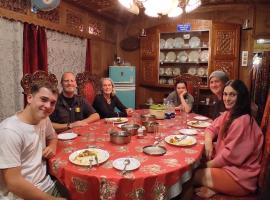 Houseboat young wild Rose, hotel with hot tubs in Srinagar