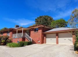 Ballarat Holiday Homes - Bells Lane - Large Home with Double Garage - Only Minutes from Ballarat CBD - Sleeps 1 to 10, cabaña o casa de campo en Ballarat