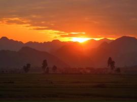 Palafita Bungalow, hotel v destinaci Phong Nha