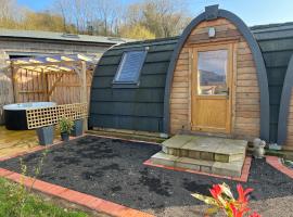 Squirrel Glamping Pod School House Farm, hotel with parking in Leighton
