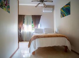 Eleven30 Luxury Apartment 1B, aparthotel in Negril