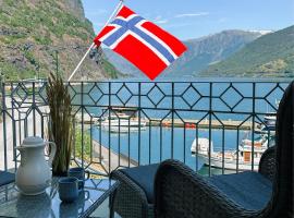 Svingen Guesthouse - Panoramic Fjord Views in Flåm, hotel Flåmban