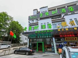 Vatica Hotel Huangshan South Gate Terminal Station, hotel with parking in Zhaixi