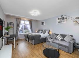 Charming 3-Bed Townhouse in Vibrant Ealing – hotel w mieście Ealing