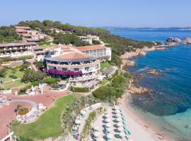 Club Hotel Baja Sardinia: Baja Sardinia şehrinde bir otel