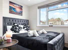 Charming Serviced Ensuite Modern Studio - Sleeps 2 - Near Wembley Stadium - Good Transport Link to Central London - Harrow HA3, bed and breakfast en Hatch End