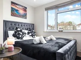 Charming Serviced Ensuite Modern Studio - Sleeps 2 - Near Wembley Stadium - Good Transport Link to Central London - Harrow HA3