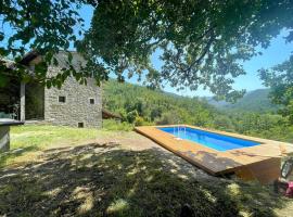 Elegant stone villa with swimming pool, Hotel in Borgo Pace