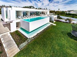 Stunning Praia da Luz Villa - Villa Lagos Supreme - 4 Bedrooms - Stunning Sea Views and Ultra Modern - Algarve, hotel in Alagoas