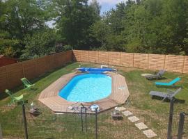 Maison familiale avec piscine, hotel in Gurgy