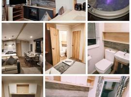 Hillingworth's Hot Tub Retreat - Lochmaben, hotel in Dumfries