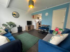 Macs Shack, California Sands, Scratby - Two bed chalet, sleeps 5, pet friendly, FREE onsite entertainment and FREE pool passes plus linen and towels included, hotel Great Yarmouthban