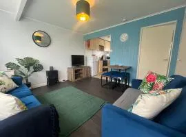 Macs Shack, California Sands, Scratby - Two bed chalet, sleeps 5, pet friendly, FREE pool passes plus linen and towels included