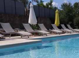 Villa grande piscine 5000m² 5 chambres, paisible nature、Peynierのホテル