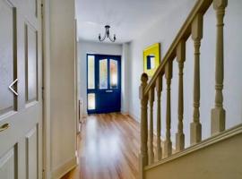 3 bed terraced house., hotel in Waterford