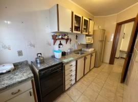 Apartamento a uma quadra da praia, hotel in Capão da Canoa