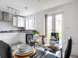 NEW Luton 3 Bedroom house, Contractors & families, Sleeps 7 with Free Parking & WIFI, üdülőház Lutonban