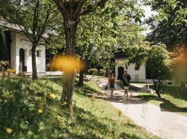 Naturel Hoteldorf Schönleitn โรงแรมโรแมนติกในLatschach ober dem Faakersee