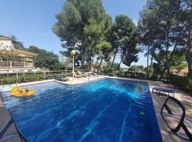 Casa de madera en urbanización con gran piscina entre pinos, hotelli kohteessa Lliria