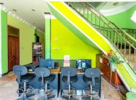 Senaz Guesthouse, guest house in Mataram