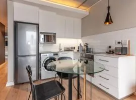 Docklands 1BR Views, Style & No Outages