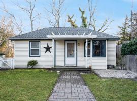 Beach Bungalow: Nearby Beach, Yard w/ Firepit, vacation home in Wading River