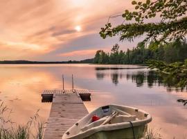 Beautiful and spacious lakeside cottages, sumarhús í Imatra