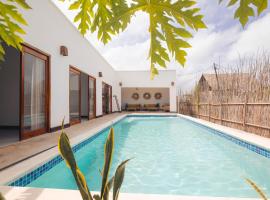 Bukoba Villas - Iris - Private Pool, AC & Wi-Fi, cabana o cottage a Nungwi