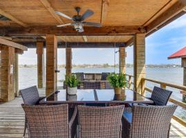 Lakefront Oscar Home with Gas Grill and Boat Dock!, vil·la a Oscar