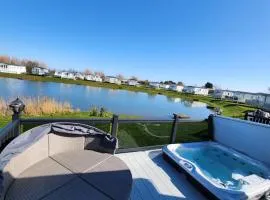Pinewood Retreat 37 Fishing lake with Hot tub The Grange Mablethorpe