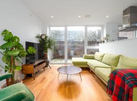 GuestReady - Modern lodge with garden, chalet i London