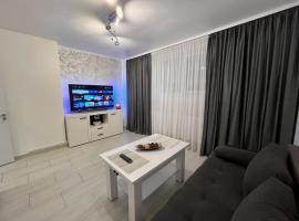 White & Elegant Luxury Apartament Decomandat, lúxushótel í Craiova
