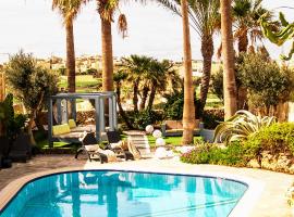 Gozo Dream with Heated Indoor Pool and an Outdoor Pool, hotelli kohteessa Għarb