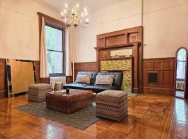 Entire floor in a charming townhouse, hotel com estacionamento em Nova York