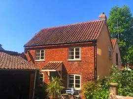 Southwell Holiday Cottage - Luxurious Quiet Cottage Sleeps 4 Off Road Parking