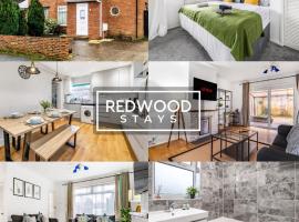 3 Bedroom House x2 FREE Parking Netflix By REDWOOD STAYS, будинок для відпустки у місті Кемберлі